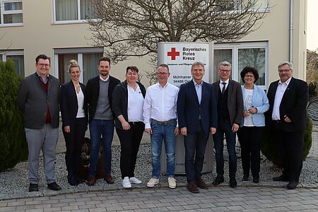 BRK-Kreisgeschäftsführer Gerhard Gansl (v.r.), Bürgermeisterin Liane Sedlmeier, Landrat Bernd Sibler, Prof. Dr. Horst Kunhardt, Heimleiter Harald Stirner, Pflegedienstleitung Martina Laggerbauer, Bereichsleiter Pflege im BRK KV Deggendorf Michael Döschl, Alexandra Glufke und Daniel Schümann von der THD.